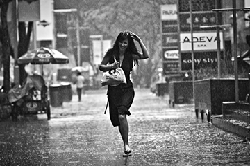 風(fēng)雨中的女子，豐富而隨性